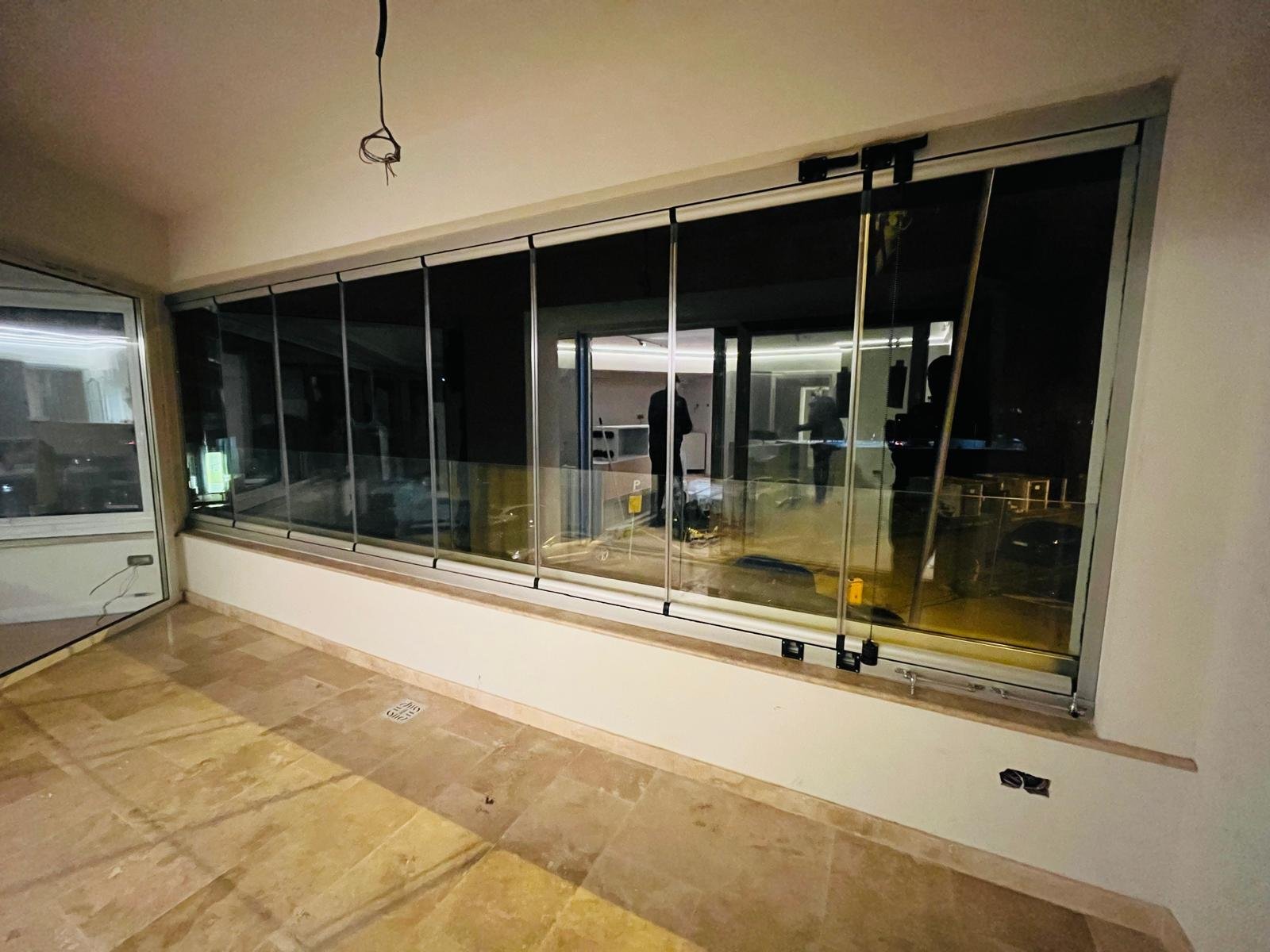 Fereastră pliabilă tip armonic cu deschidere completă