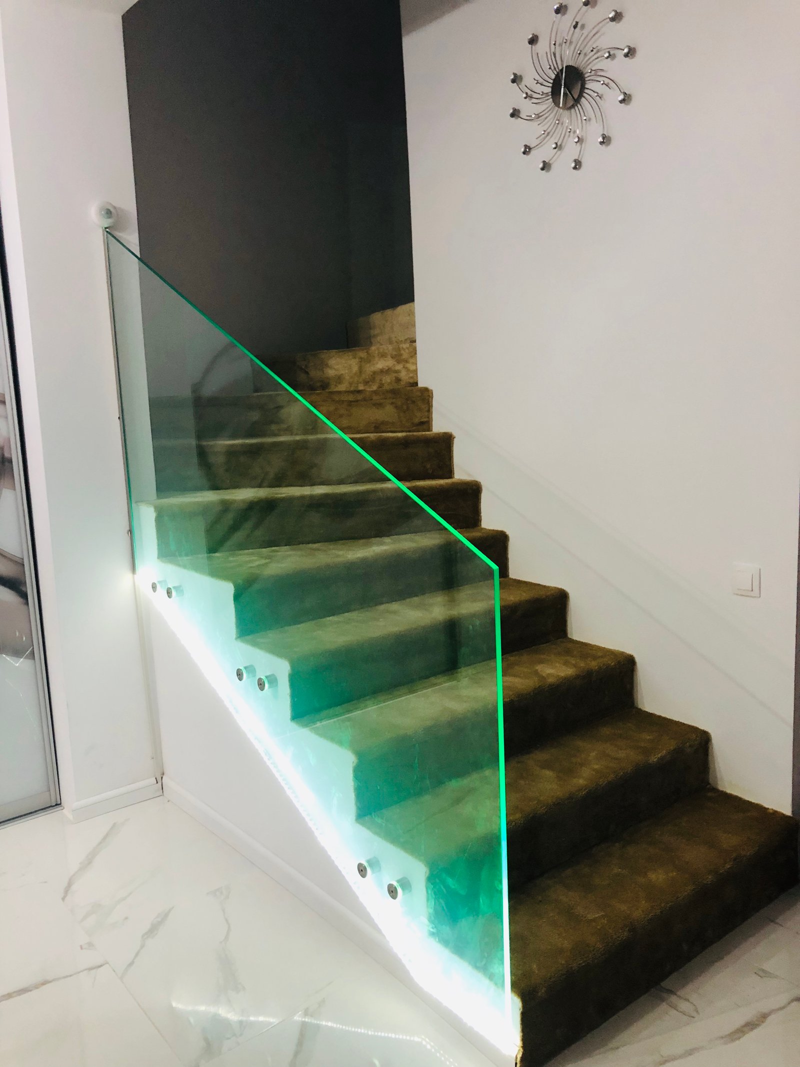 Balustradă cu prinderi punctuale inox și sticlă securizată