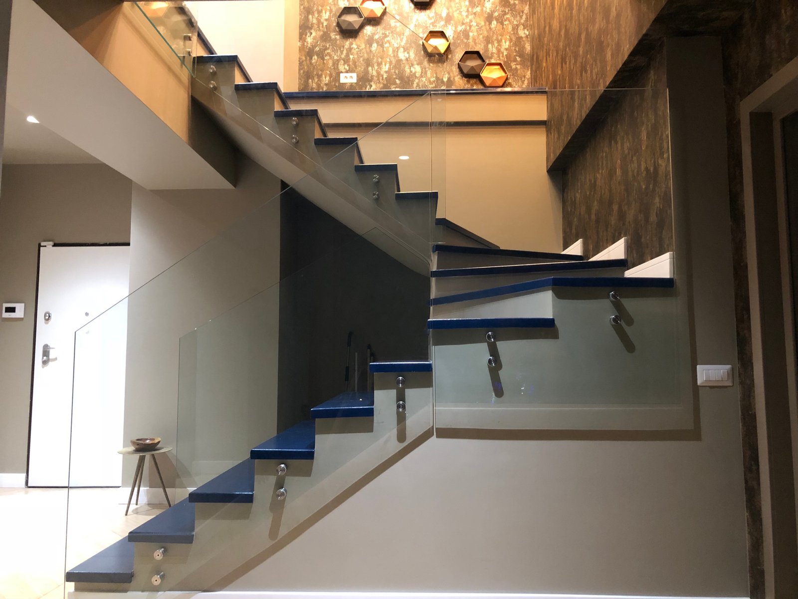 Balustradă pentru balcon cu profil aluminiu și sticlă laminată