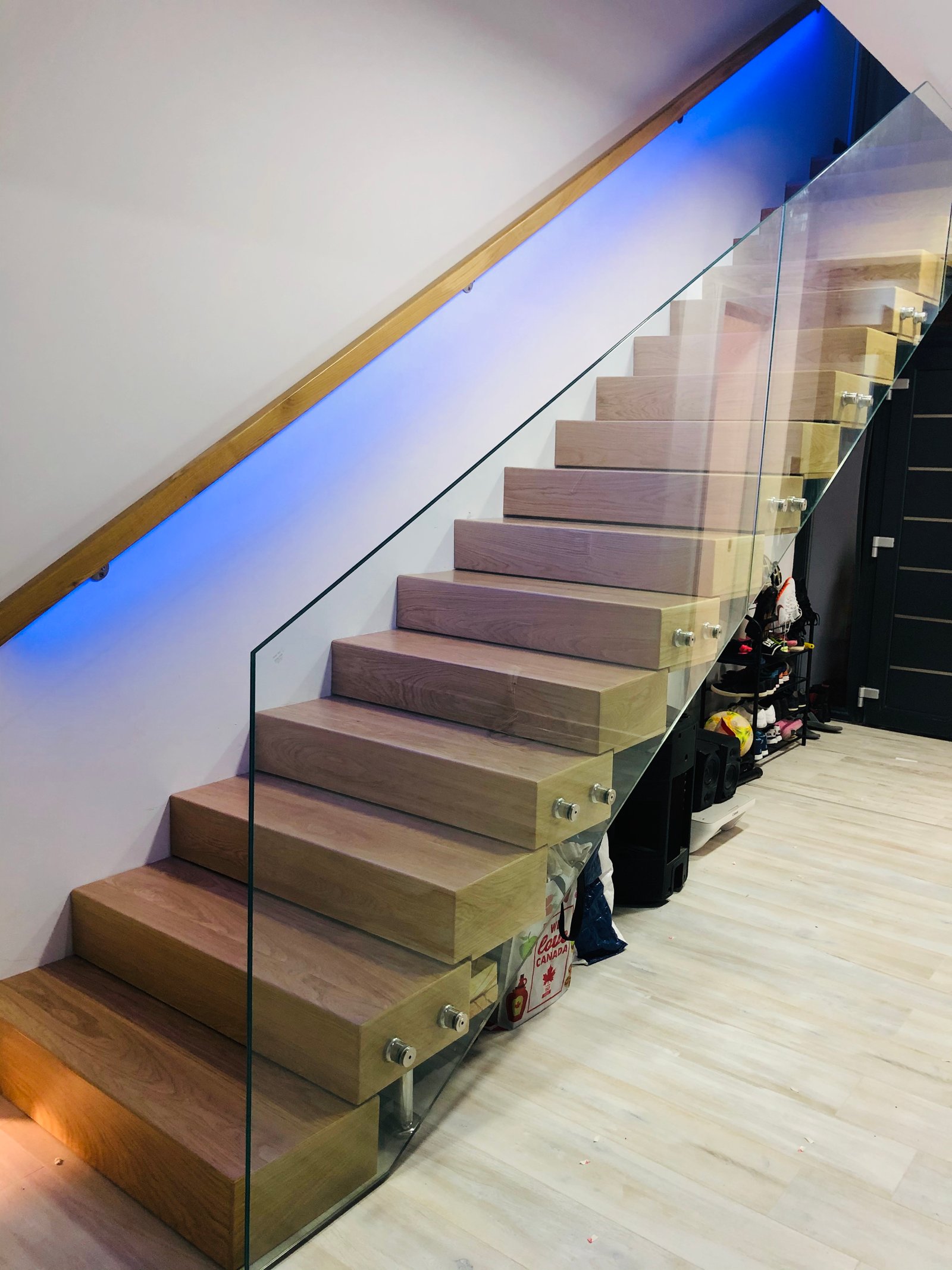 Balustradă cu mână curentă din inox și sticlă securizată