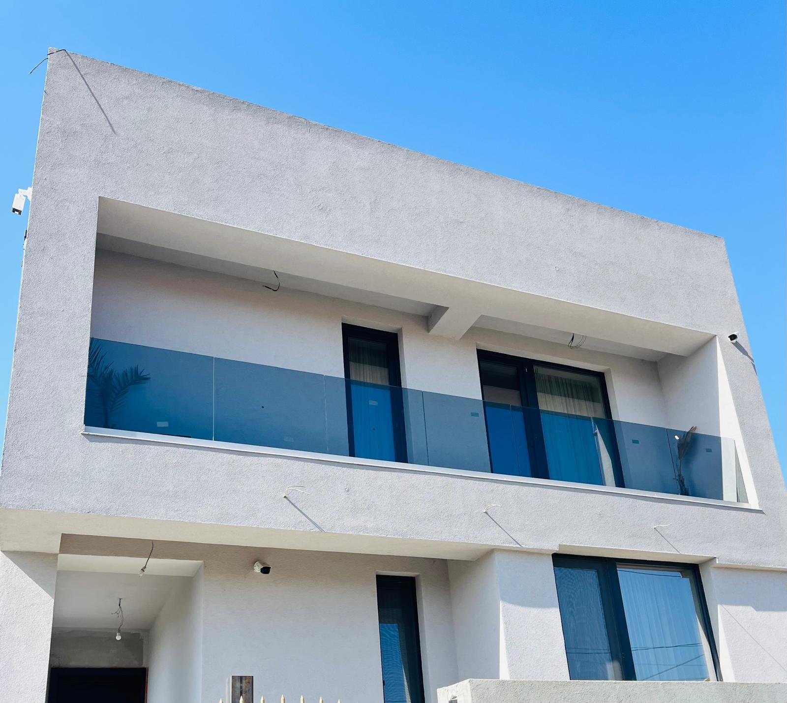 Balustradă structurală cu profil U îngropat în pardoseală