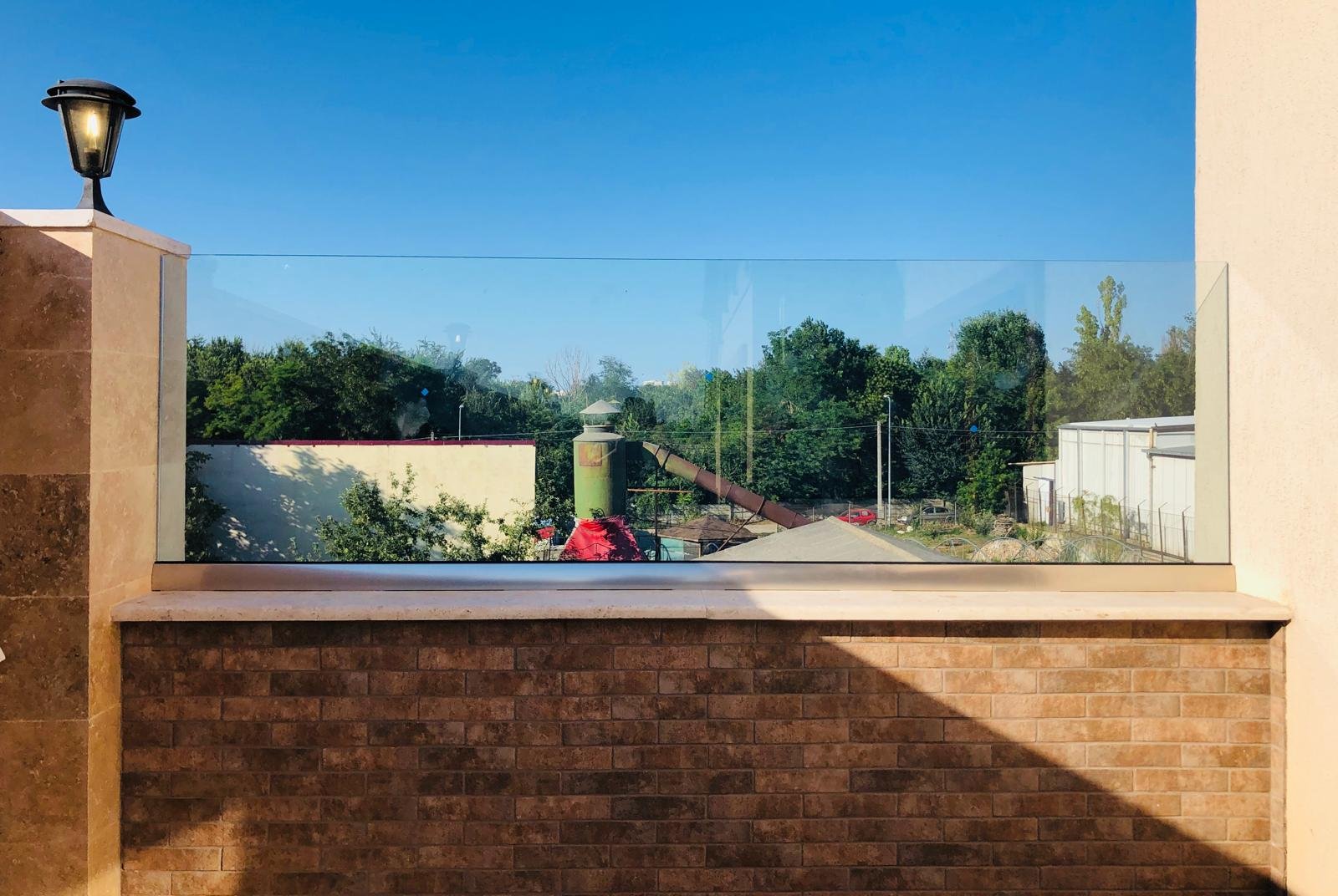 Detaliu sistem prindere punctuală pentru balustradă din sticlă