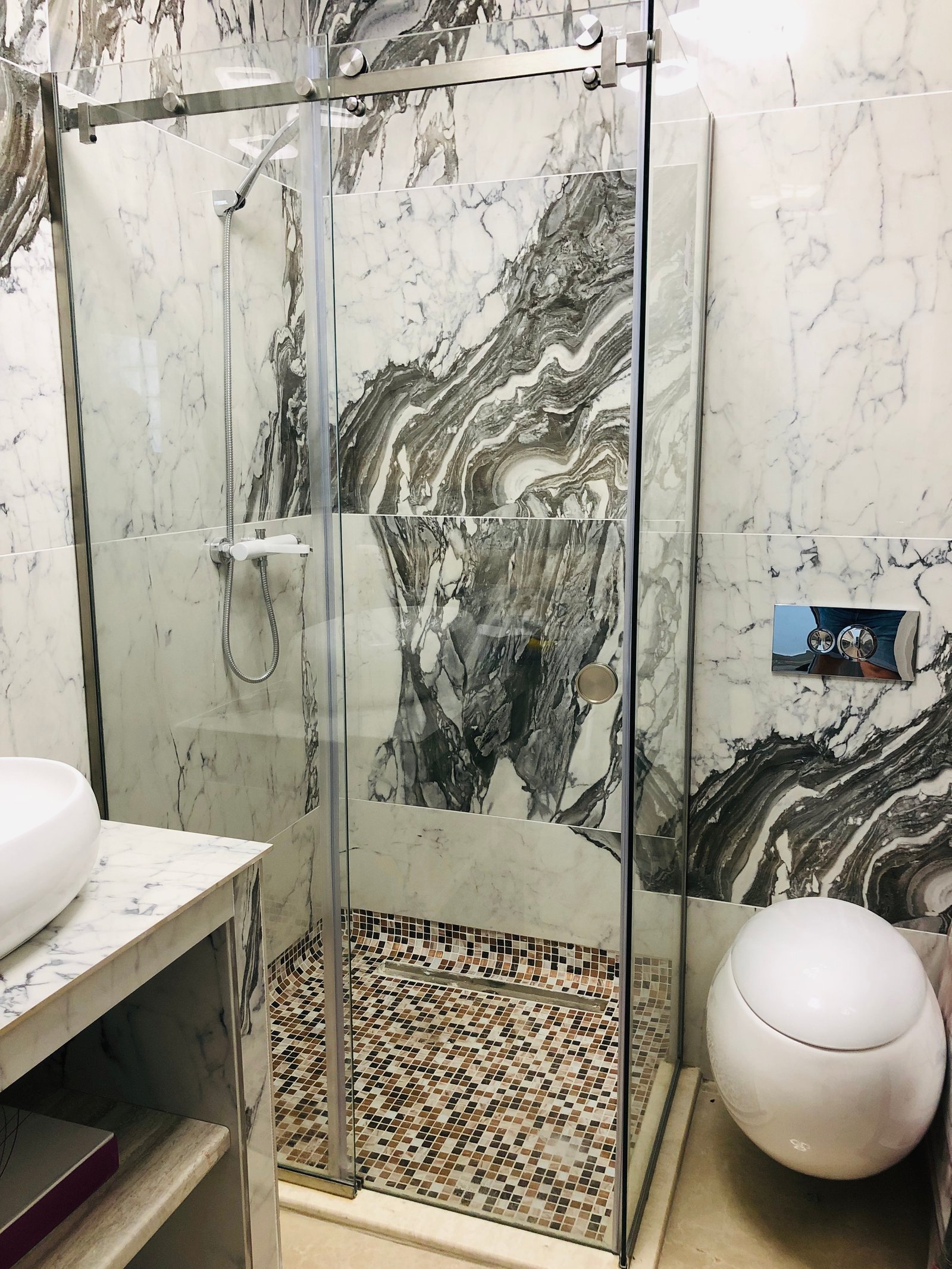 Cabină de colț din sticlă securizată cu feronerie neagră