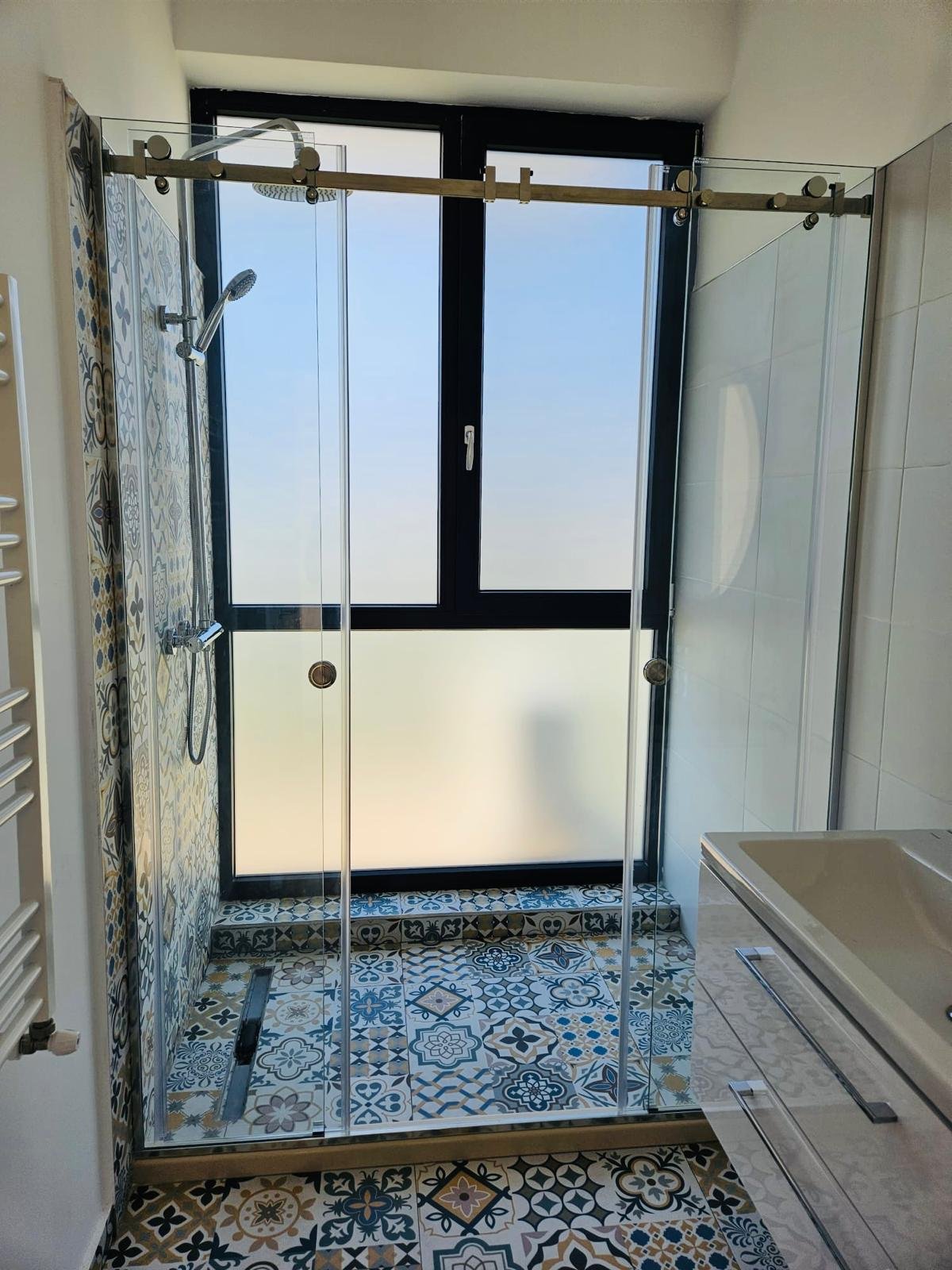 Cabină de duș elegantă cu sticlă transparentă și profil negru