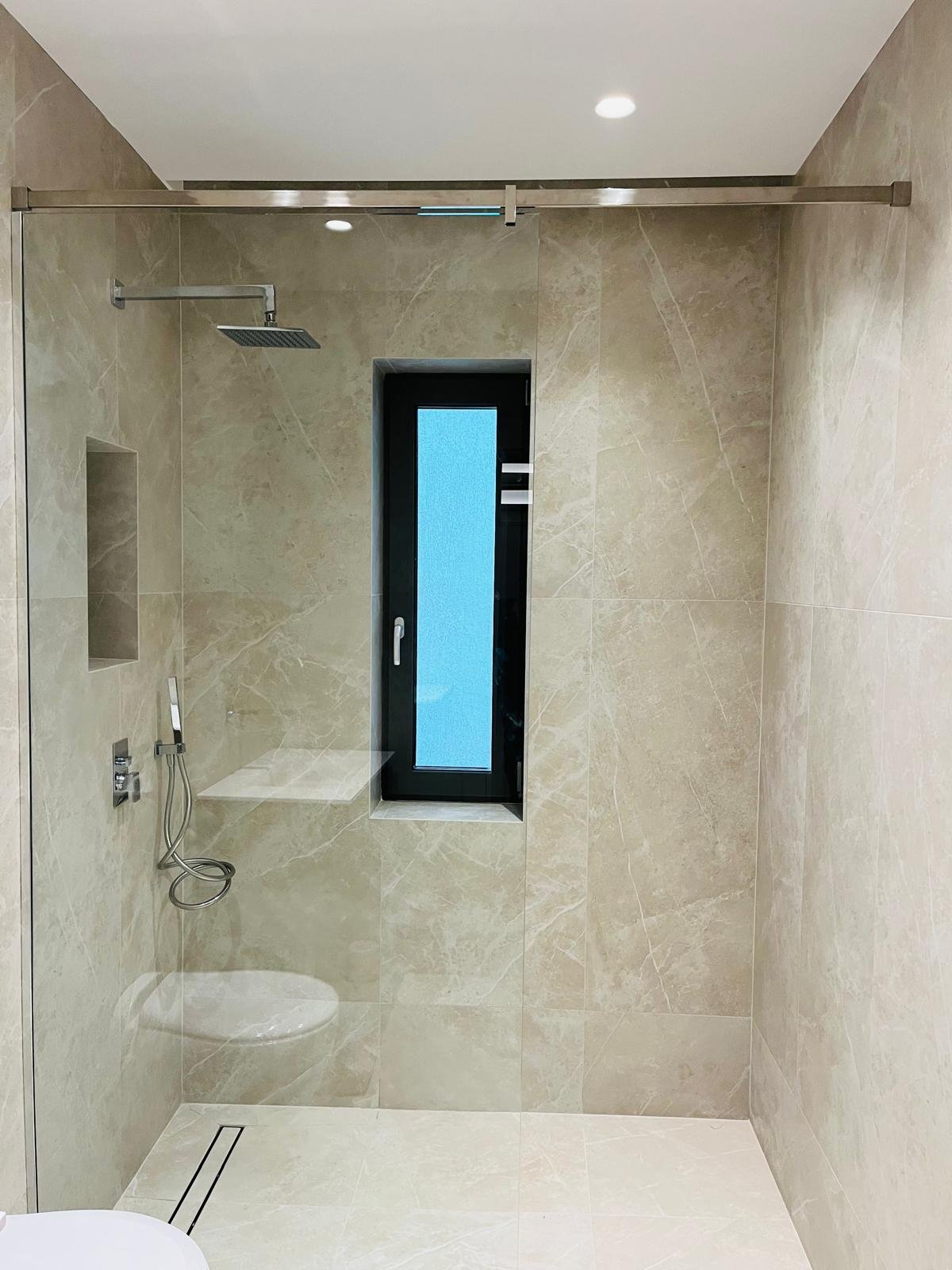 Detaliu feronerie premium pentru cabină de duș din sticlă