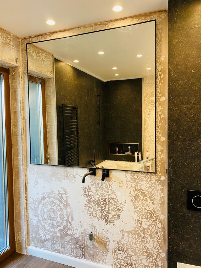 Oglindă cu ramă inox negru pentru dressing modern