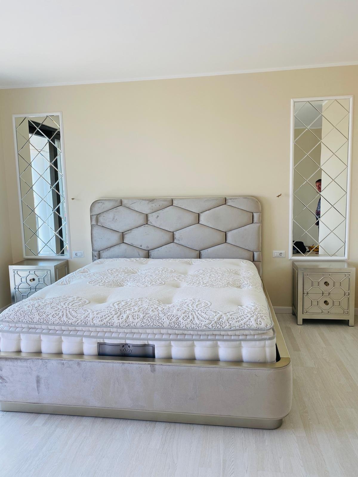 Oglindă fumurie bronze pentru hol cu design elegant