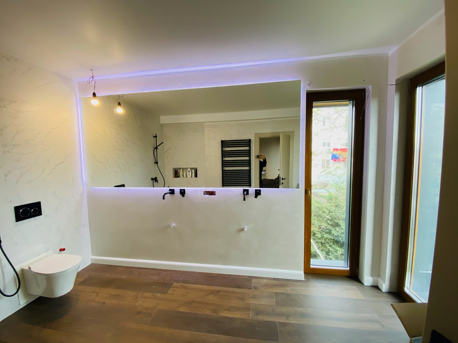 Oglindă iluminată cu LED perimetral pentru salon de frumusețe