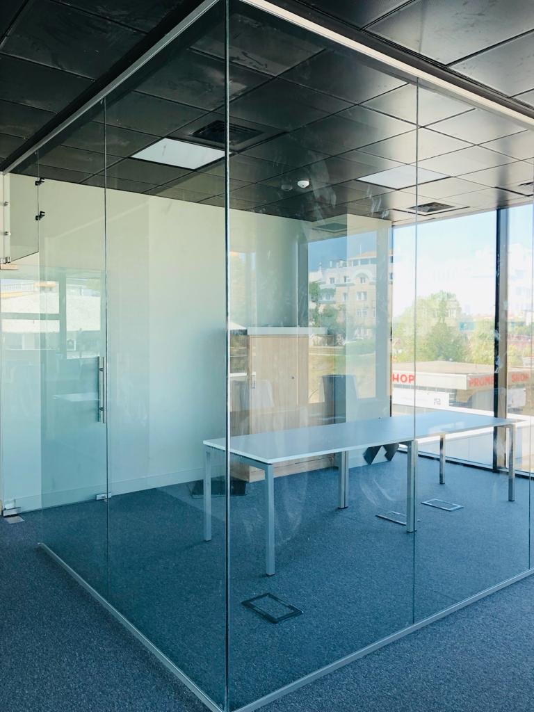 Perete despărțitor din sticlă pentru birou open space