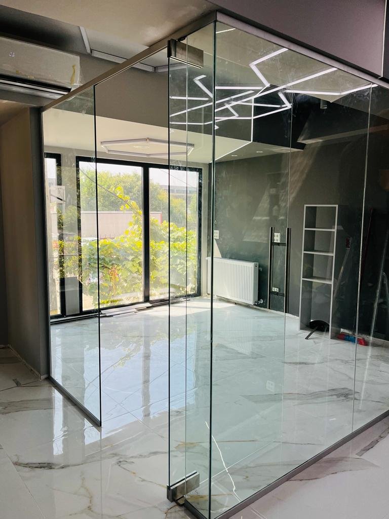 Compartimentare modulară cu sticlă clară pentru sală de conferințe