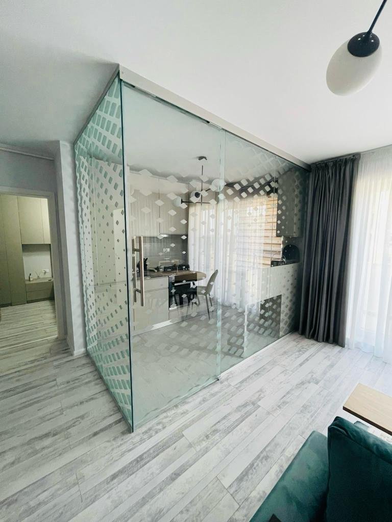 Partiție din sticlă tip frameless cu prindere în tavan