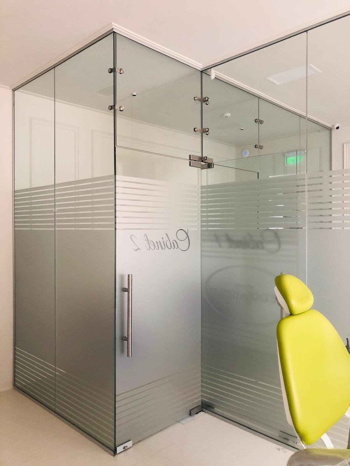 Compartimentare din sticlă pentru zona de recepție cu design modern