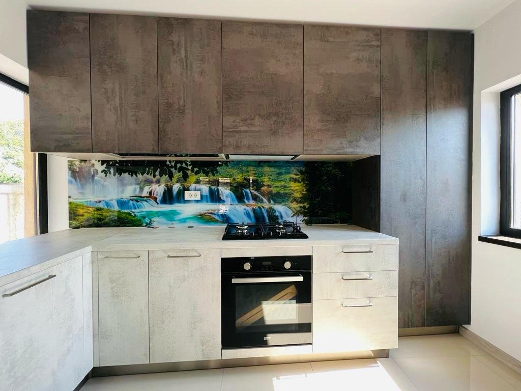 Placare perete bucătărie cu sticlă Lacobel albă