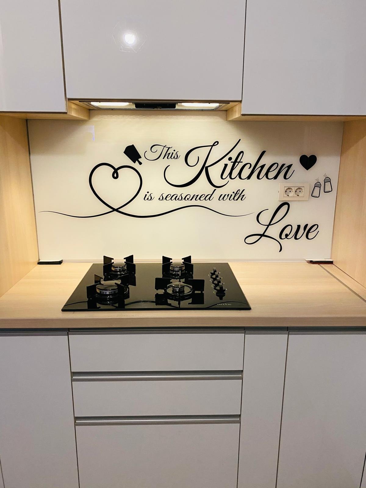 Sticlă vopsită pentru perete bucătărie în nuanță gri