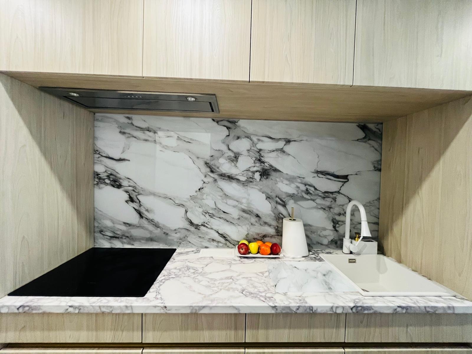 Placare perete baie cu sticlă colorată rezistentă la umiditate