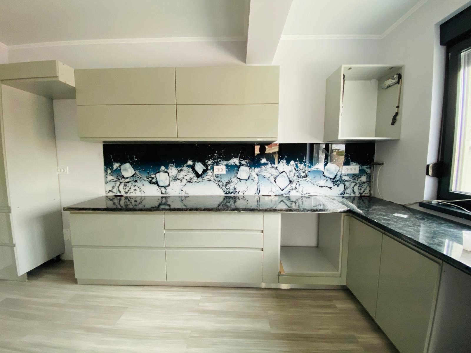 Panouri din sticlă securizată pentru bucătărie modernă