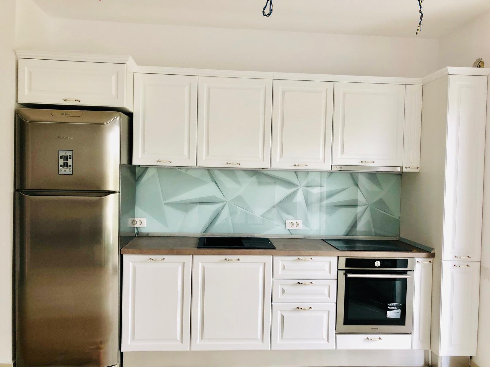 Placare perete din sticlă Lacobel pentru spațiu comercial