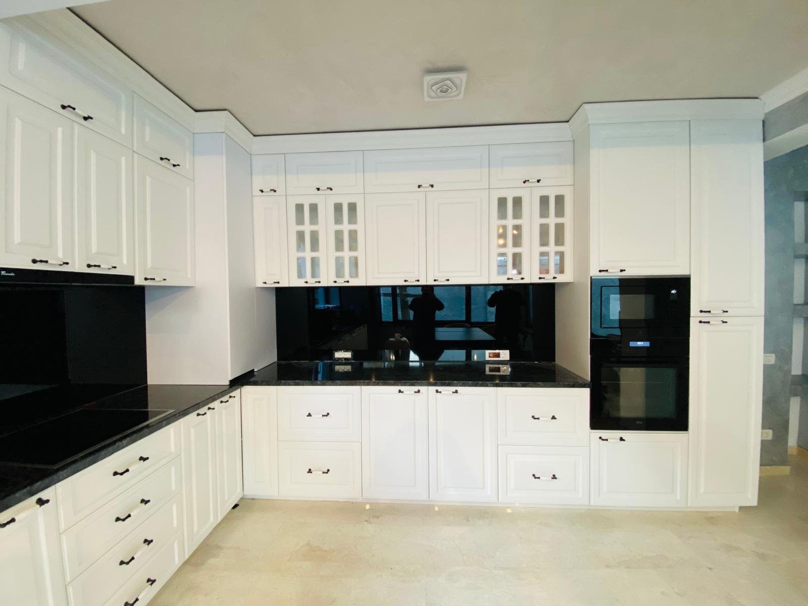 Detaliu montaj sticlă securizată pentru backsplash bucătărie