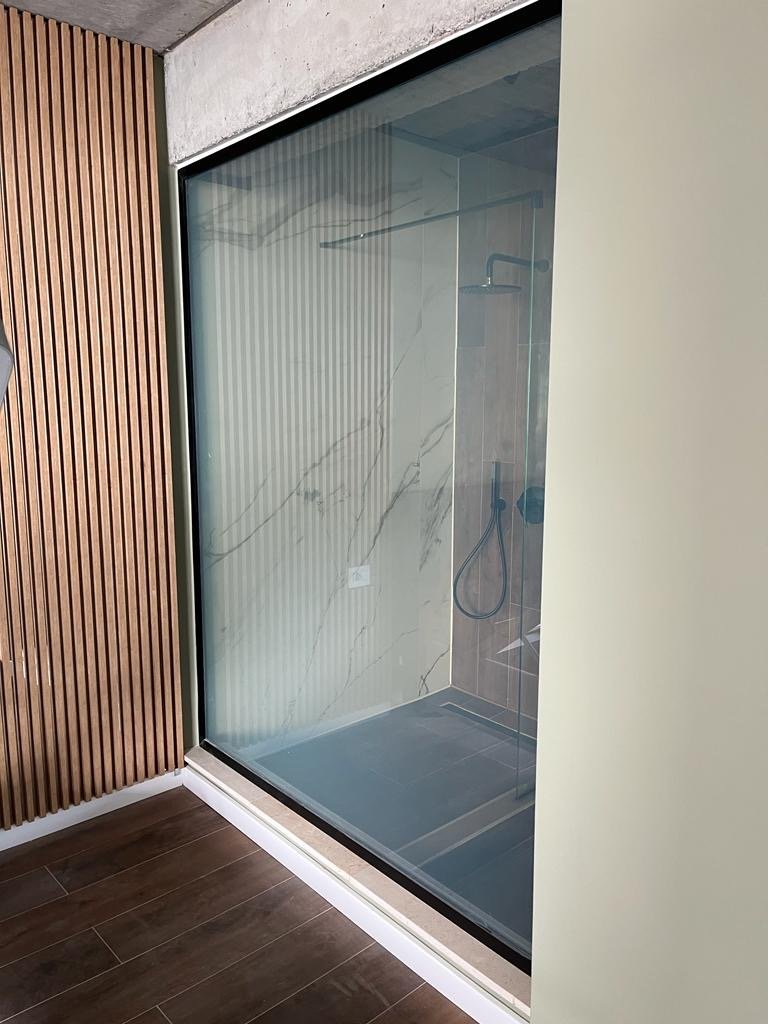 Sticlă electrocromatică aplicată în birou modern - stare transparentă
