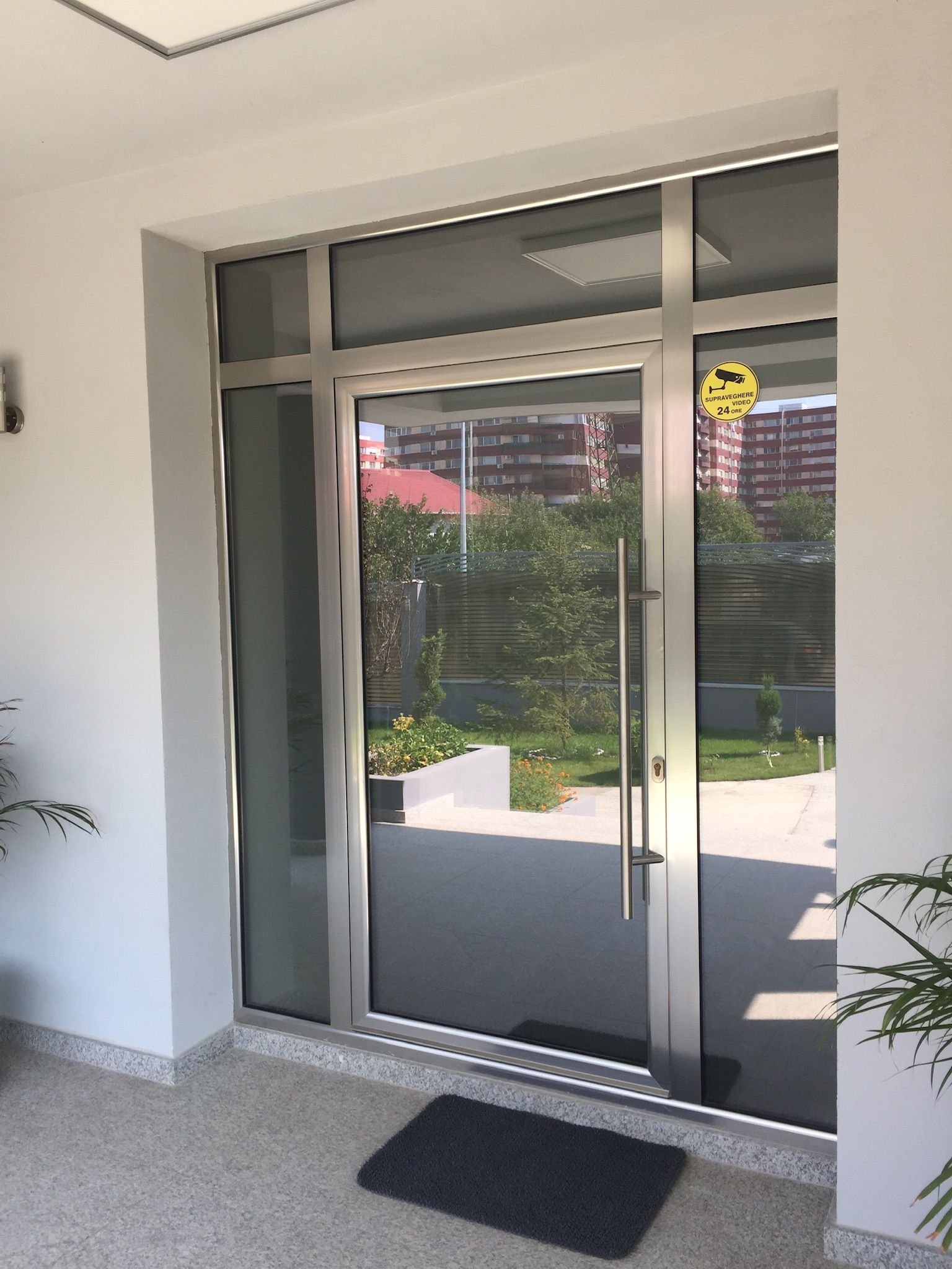 Ferestre din PVC cu finisaj Wood-Grain și feronerie anti-efracție pentru locuință