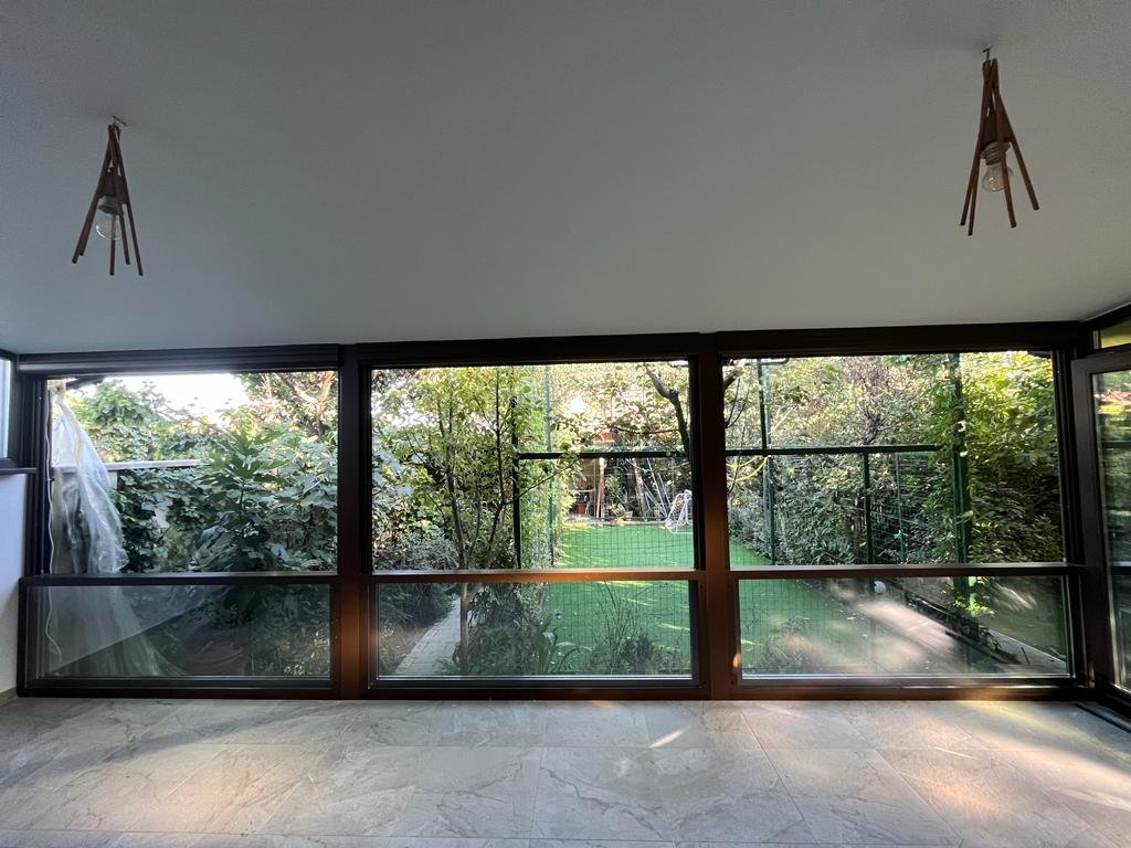 Închidere panoramică terasă cu cortină de sticlă fără rame verticale
