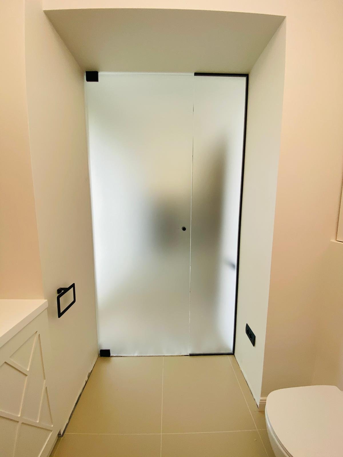 Ușă batantă cu toc slim din aluminiu 20 mm și sticlă extra-clear securizată