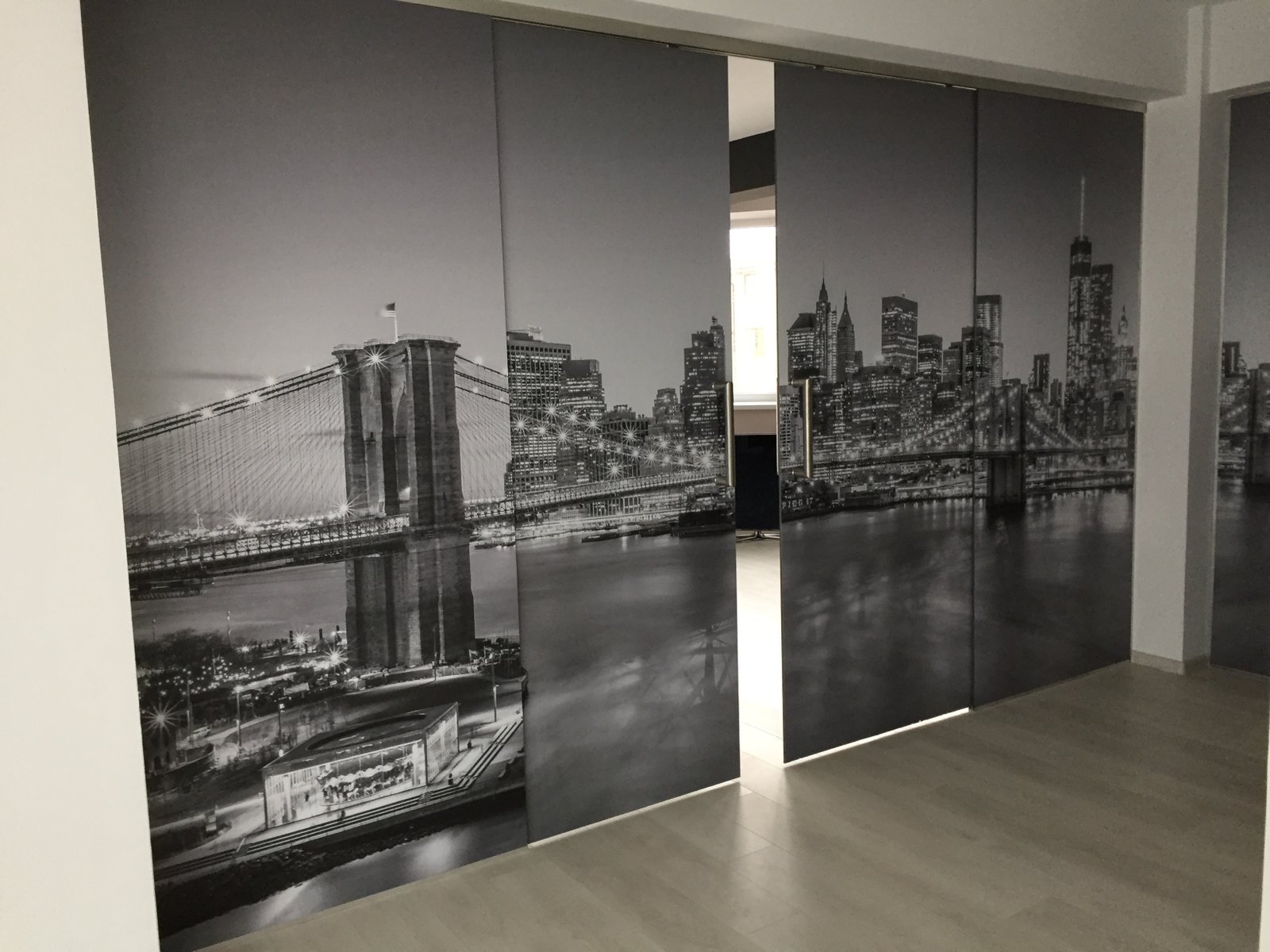 Sistem de uși glisante din sticlă pentru dressinguri cu acces panoramic
