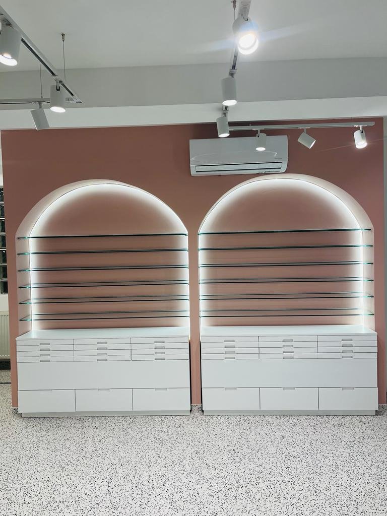 Fațadă din sticlă termoizolantă Low-E pentru showroom auto cu eficiență energetică